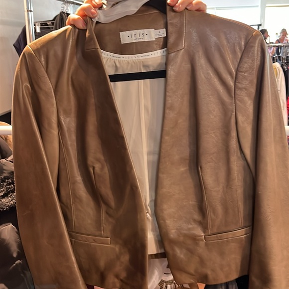 Iris size 6 leather jacket made and designed in Canada, 3/4 sleeve - Picture 4 of 5